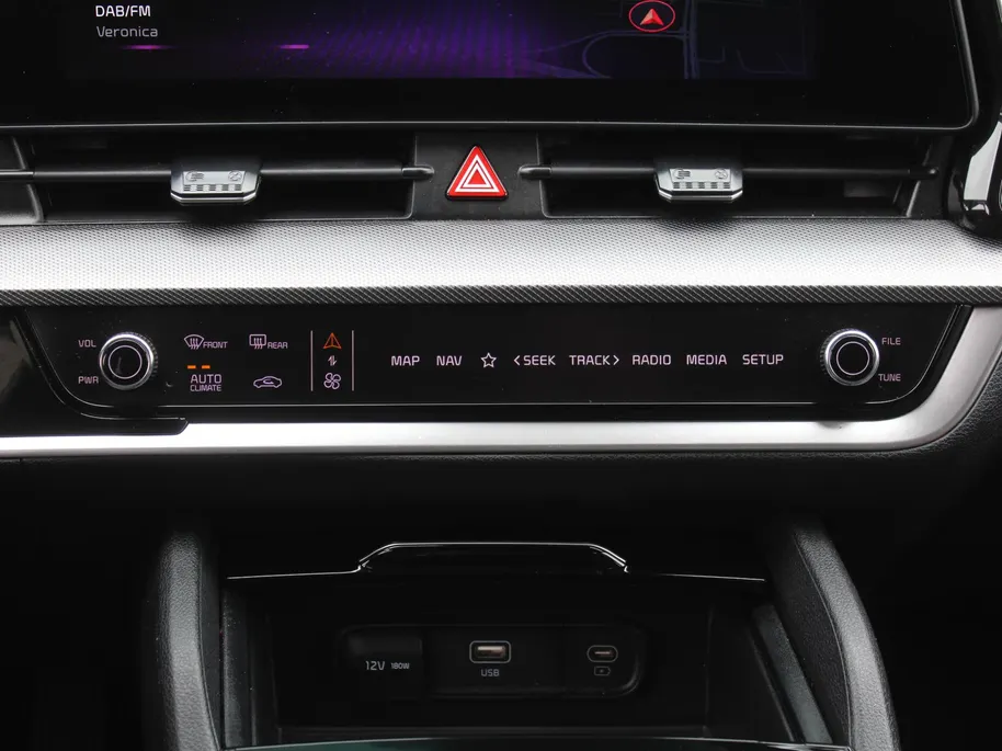 Kia Sportage 1.6 T-GDi Hybrid Dark Edition | Stuur-/stoelverwarming v+a | Camera | Elek. stoelverstelling | 18' LM | Cruise adapt. | Navi | Clima | Half leer/suède |