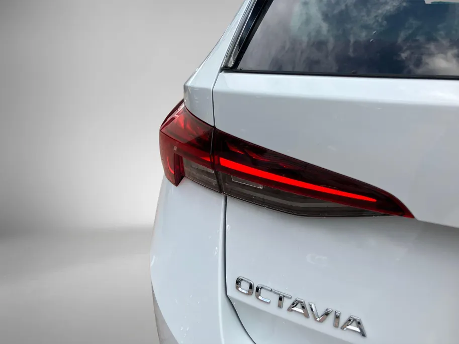 Škoda Octavia Combi 1.4 PHEV 204pk DSG Business+ Panoramadak · Stoelverwarming · Apple/Android Car Play ·