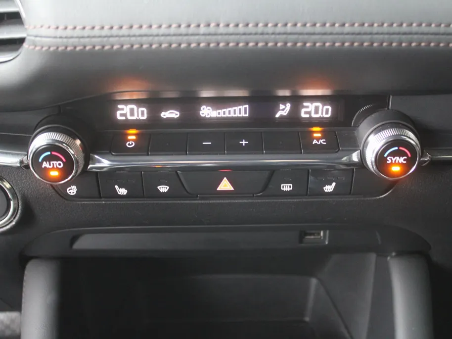 Mazda 3 2.0 e-SkyActiv-G M Hybrid 122 Luxury | Trekhaak | Stuur-/stoelverwarming | Leer | 360 Camera | Stoelgeheugen | 18' LM | HUD | LED | Cruise adapt. |