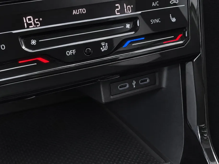 Volkswagen T-Cross 1.0 TSI 110pk DSG Life · Camera · Apple/Android Car Play · Afneembare Trekhaak · Virtual Cokcpit · Stoelverwarming ·