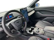 Ford Mustang Mach-E AWD 75 kWh 269PK | 95% SOH | DEMO | Stoel- stuur en vooruit verwarming | Zwart dak en spiegels | Navigatie