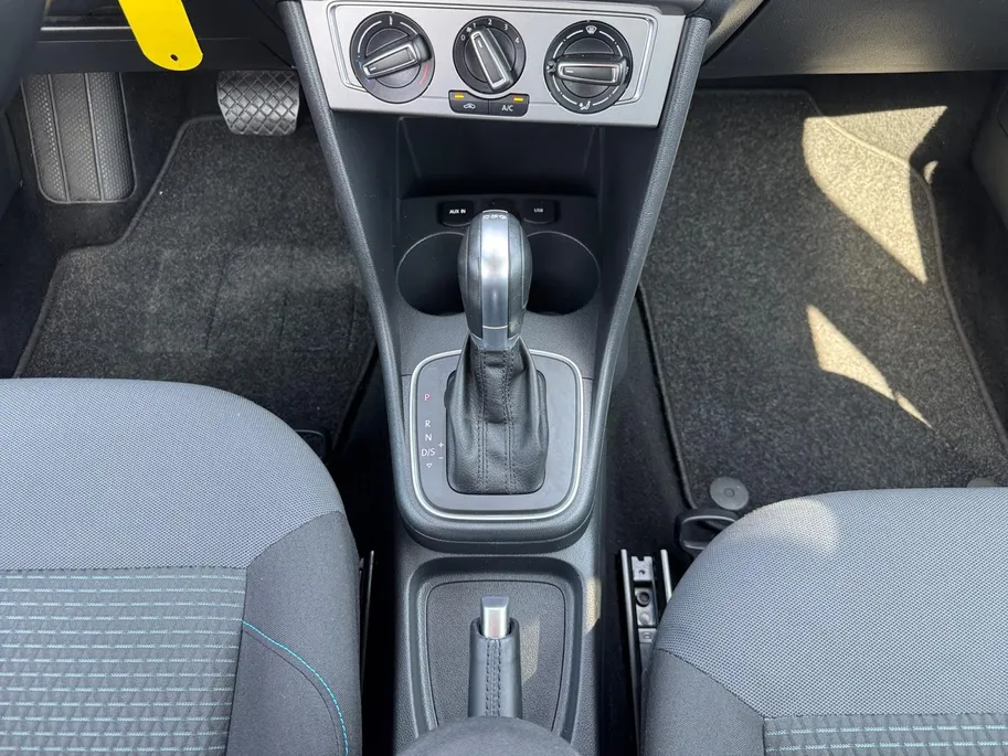 Volkswagen Polo 1.0 Bluemotion Edition | NL auto | Automaat | Parkeersensoren voor en achter | 15' lichtmetalen velgen | Cruise control | Airco | Elektrische ramen voor en achter | Bluetooth | Bovag garantie |