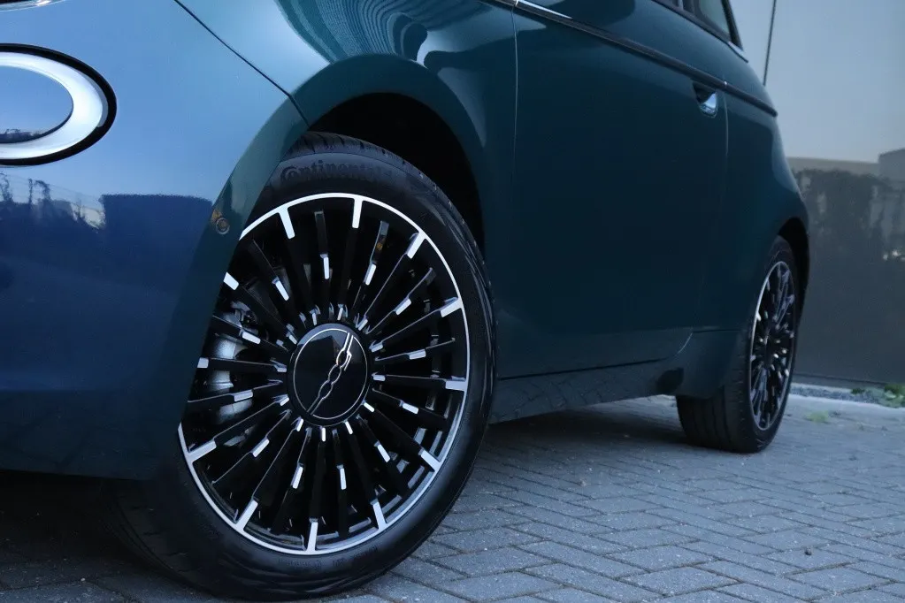 Fiat 500e La Prima by Bocelli 42 kWh | JBL | Winter | Camera | 17′