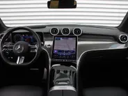 Mercedes-Benz GLC 300e 4MATIC AMG Line | 360 Camera | Schuifdak | Cruise adapt. | 20' LM | HUD | Treeplanken | Dodehoek detectie | Stoelverwarming + geheugen | BTW auto |