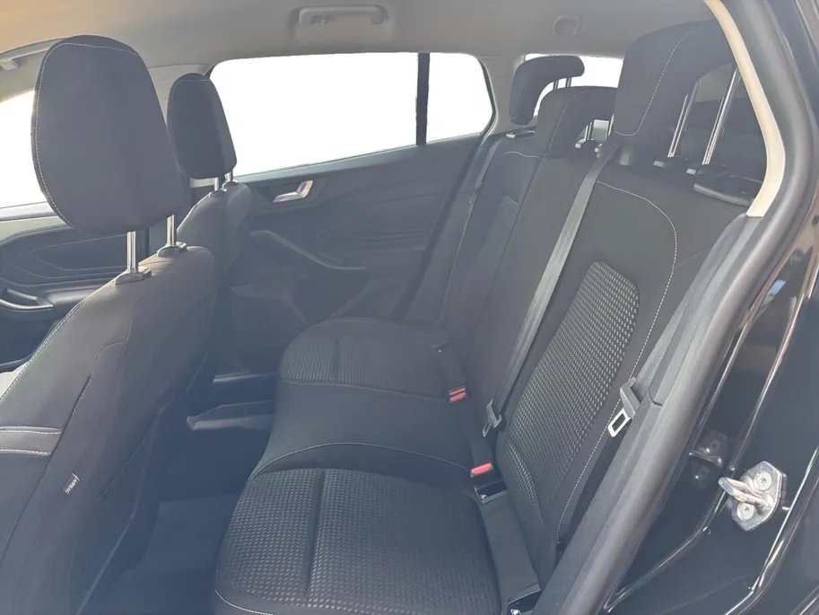 Ford Focus Wagon 1.0 EcoBoost Hybrid Titanium | Trekhaak | Stoel, stuur en voorruitverwarming | Cruise | Climate