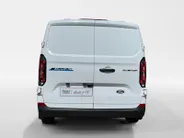Ford E-Transit Custom 320 L1H1 Trend 71 kWh | Uit Voorraad Leverbaar | 344km WLTP Rijbereik | Achteruitrijcamera | Cruise Control | Parkeersensoren voor en achter | Verwarmbare Stoel en bijrijdersbank | Voorruitverwarming | Apple Carplay & Android Auto