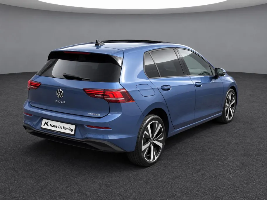Volkswagen Golf 1.5 eHybrid Life Edition Panoramadak · Achteruitrijcamera · Draadloze telefoonlader · Stuur- & Stoelverwarming