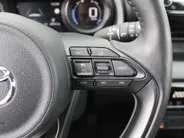 Mazda 2 Hybrid 1.5 Agile | Comfort pakket | Trekhaak | CarPlay | Camera | Stuur-/stoelverwarming | Cruise adapt. | 15' LM |