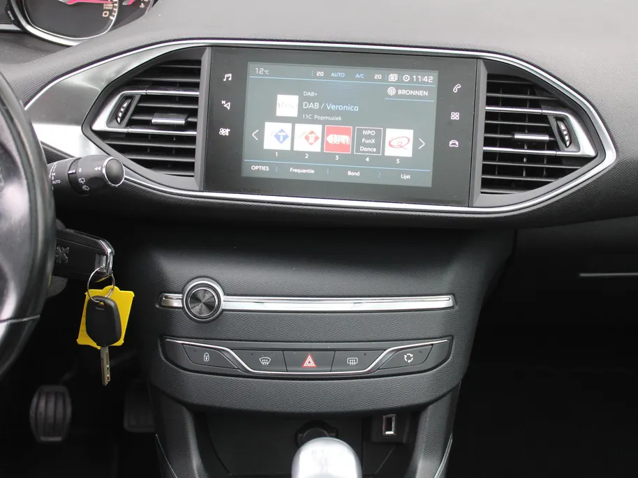 Peugeot 308 1.2 PureTech Allure | Panoramadak | 17” LM | Parkeersensor v+a | Navi | Cruise | Clima | Apple CarPlay/Android Auto |