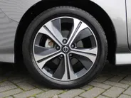 Nissan Leaf Tekna 40 kWh | Trekhaak | Stuur-/stoelverwarming | 360 Camera | LED | Dodehoek detectie | Cruise adapt. | 17' LM | Half leer/stof | Navi |
