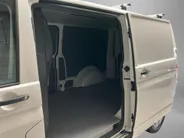 Volkswagen Bedrijfswagens Transporter 2.0TDi 110pk L2H1 30 · Achteruitrijcamera · Trekhaak · Stoelverwarming · Standkachel · Apple Carplay / Android Auto · Dakdragers ·