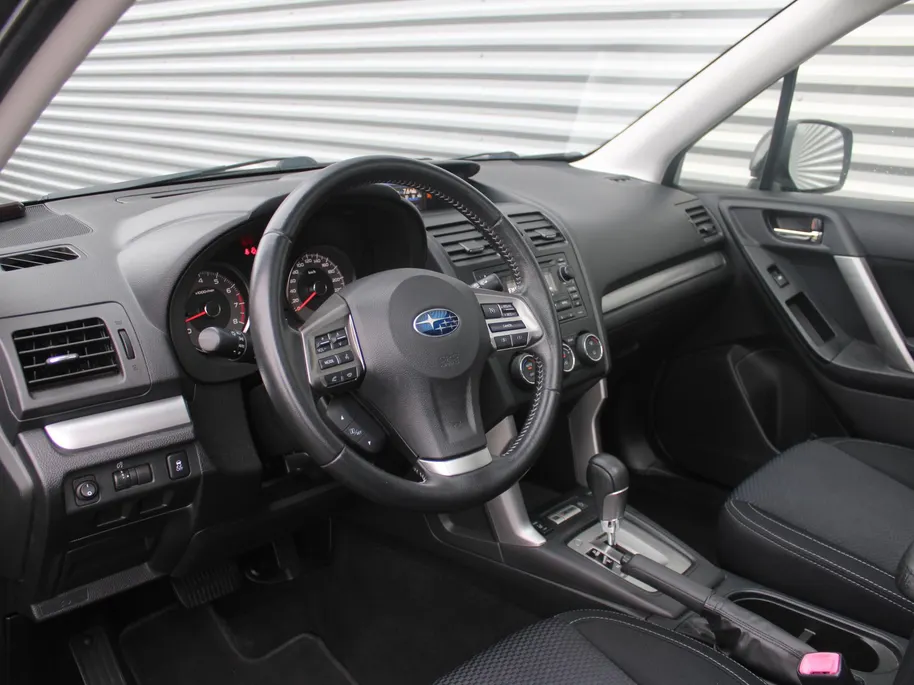 Subaru Forester 2.0 Luxury Plus | Trekhaak | Camera | Stoelverwarming | Schuifdak | 17' LM | Clima | Xenon | Parkeersensor v+a | All seasons |