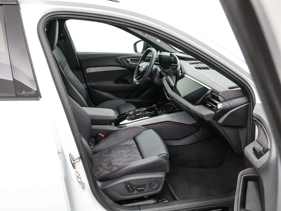 Audi A5 Avant 2.0 367pk S-tronic e-hybrid quattro S edition · 360 Camera · Wegklapbare Trekhaak · Bang & Olufsen Audio · Bijrijder Display · Zwart Optiek · 19'' Inch · Garantie t/m 26-07-2030 of 100.000