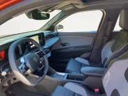 Renault 4 comfort range iconic canvas dak 52 kWh elektrisch vouwdak , nu met 1800,- voorraad korting .  Apple Carplay/Android Auto , Pack Advanced Driving Assist , Harman/kardon premium audio , lichtmetalen velgen 18' , voorstoelen verwarmd , warmtepomp , navigatie