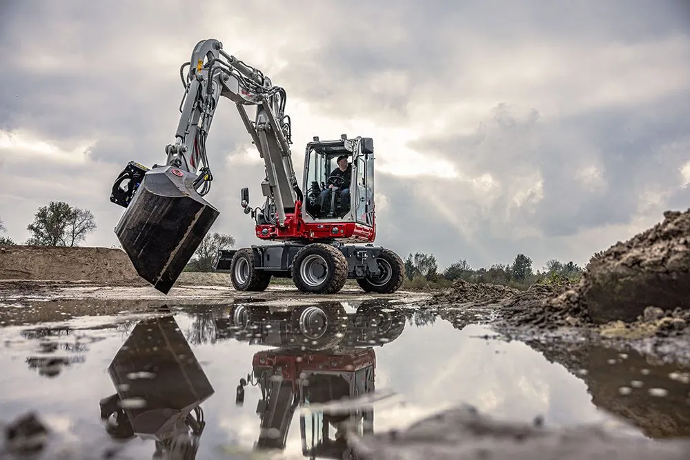 Takeuchi TB370W mobiele kraan van onder gefotografeerd