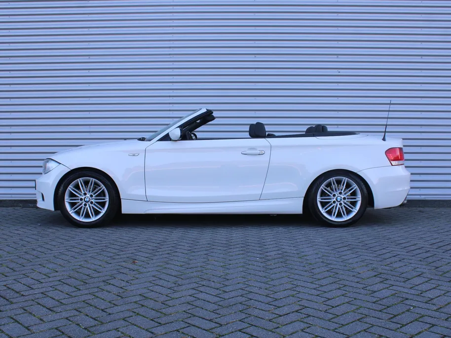 BMW 1 Serie Cabrio 118i Executive | M-Pakket | Stoelverwarming | 17' LM | Windscherm | Parkeersensor v+a | Trekhaak | Navi | Leer | Xenon | Clima |