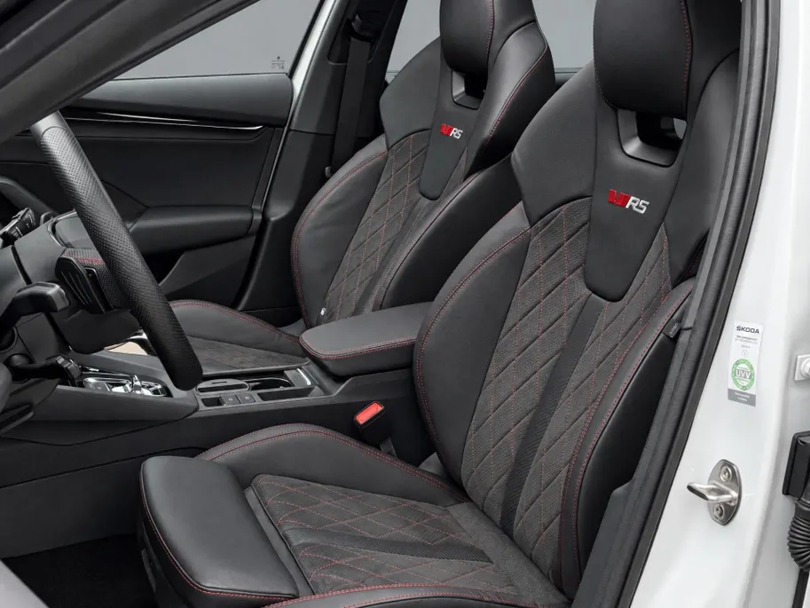 Škoda Octavia Combi 1.4 TSI RS iV PHEV 245pk DSG Business · Trekhaak inklap · Panoramadak · Camera · Head-Up Display · Dodehoeksensor · Keyless · Matrix LED ·