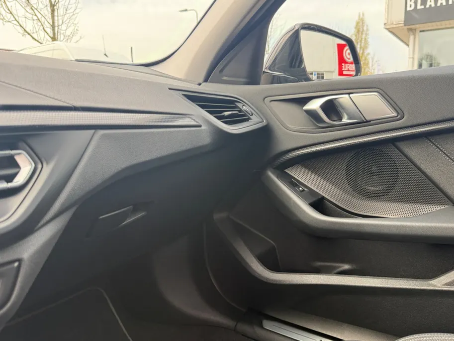 BMW 1 Serie Limousine 118i Sport Line Apple/Android draadloos | Automaat | Climate Con