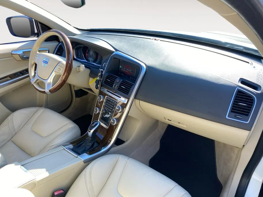Volvo XC60 2.0 T5 Automaat Summum Luxury Line | Inscription Line | Pano Dak | NL-Auto | NAP | Trekhaak | Memory Seats | 20'| Camera | Stoelverwarming | Cruise Control | Navigatie | etc.
