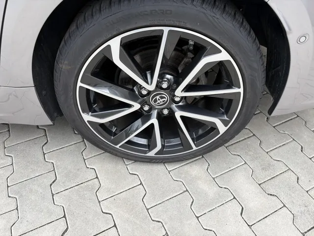 Toyota Corolla 1.8 Hybrid Executive | Leer | All Seasons