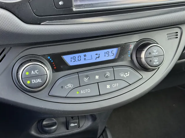 Toyota Yaris 1.5 Hybrid Trend Bi-Tone | Leer | Navigatie | LM Velgen
