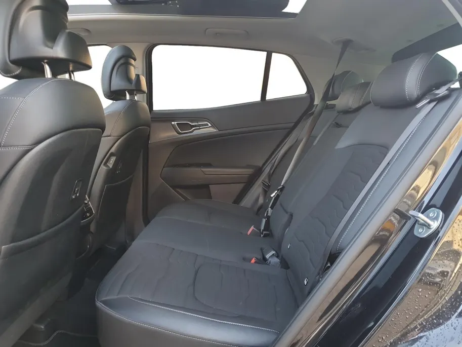 Kia Sportage 1.6 T-GDi Hybrid DynamicPlusLine | Stoel en stuurverwarming | Panorama schuifdak | Elektrisch bedienbare voorstoelen | Navigatie | Dodehoek detectie | Getinte ramen achter |