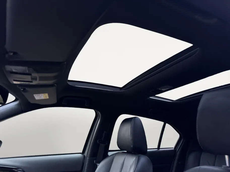 Mitsubishi Eclipse Cross Instyle | Pano dak | 360 Graden camera | Stoelverwarming voor en achter | Lederen stoelbekleding | Navigatie |