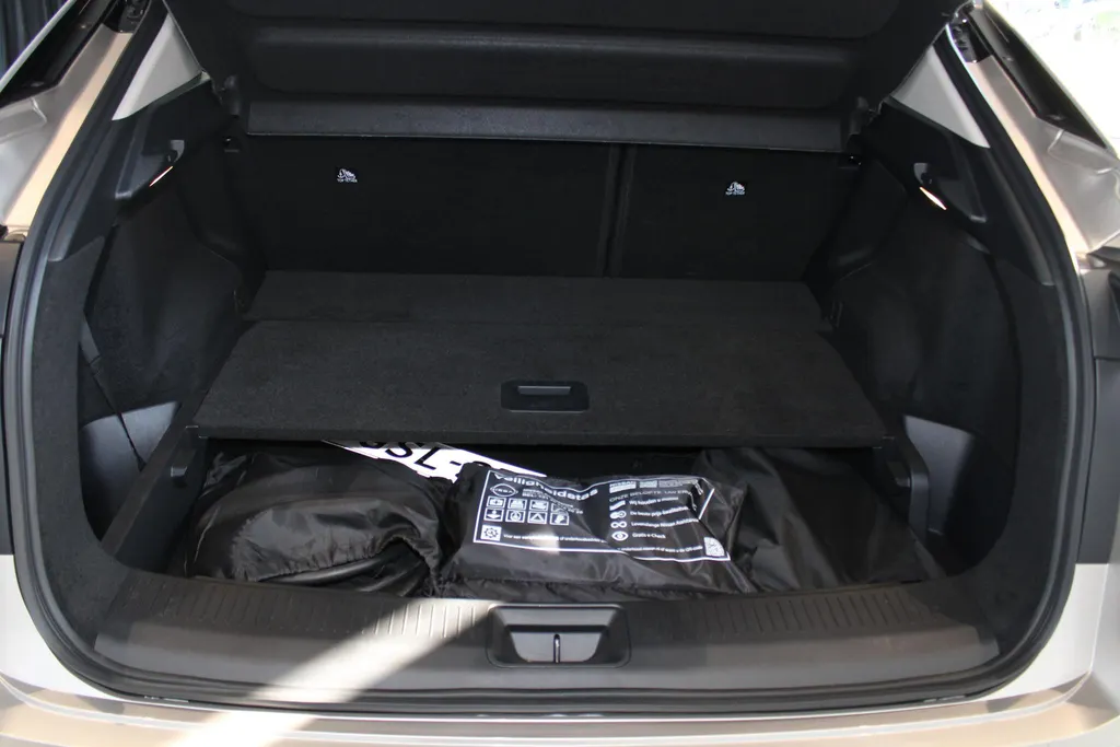Nissan ARIYA Evolve 66 kWh | 22KW Lader| Afneembare trekhaak| Apple carplpay& Android auto| 360grd Camera| Stoelverwarming en verkoeling| Elektrisch verstelbare stoelen| Luxe bekleding| Dealer onderhouden|