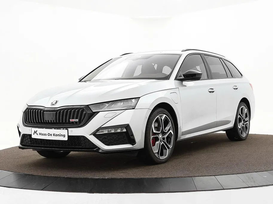 Škoda Octavia Combi 1.4 TSI RS iV PHEV 245pk DSG Business · Camera · Inklap. Trekhaak · Head-Up Display · Elek. Stoelen + Geheugen & Massage · Stuur- & Stoelverwarming ·