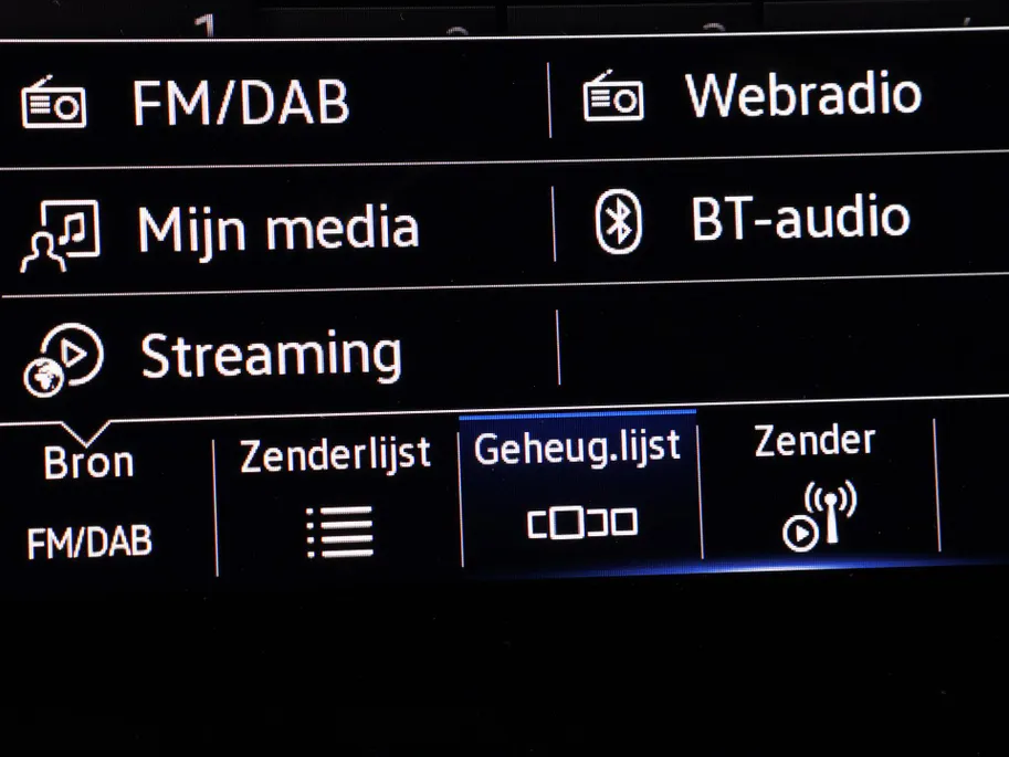 Volkswagen T-Roc 1.5 TSI 150pk DSG R-Line Business · Camera · Apple/Android Car Play · Stoelverwarming · Parkeerassistent · ACC · Draadloze Telefoonlader · Garantie t/m 12-04-2027 of 100.000