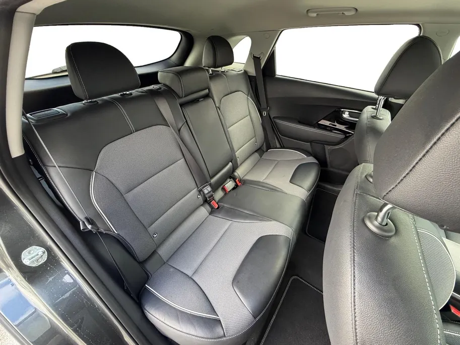 Kia e-Niro DynamicPlusLine 64 kWh | *1E EIGENAAR | FABRIEKSGARANTIE | SCHUIF- KANTELDAK | APPLE CARPLAY/ ANDROID AUTO | NAVI | CAMERA | STUUR/ STOELVERWARMING | STOF/ LEDER | ETC…