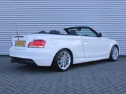 BMW 1 Serie Cabrio 118i Executive | M-Pakket | Stoelverwarming | 17' LM | Windscherm | Parkeersensor v+a | Trekhaak | Navi | Leer | Xenon | Clima |
