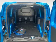Ford E-Transit Courier Limited 44 kWh 136 pk | DEMO | Adaptive cruise control | Achteruitrij camera | Verdiepte tussenwand | Trekhaak | Navigatie | Direct leverbaar!