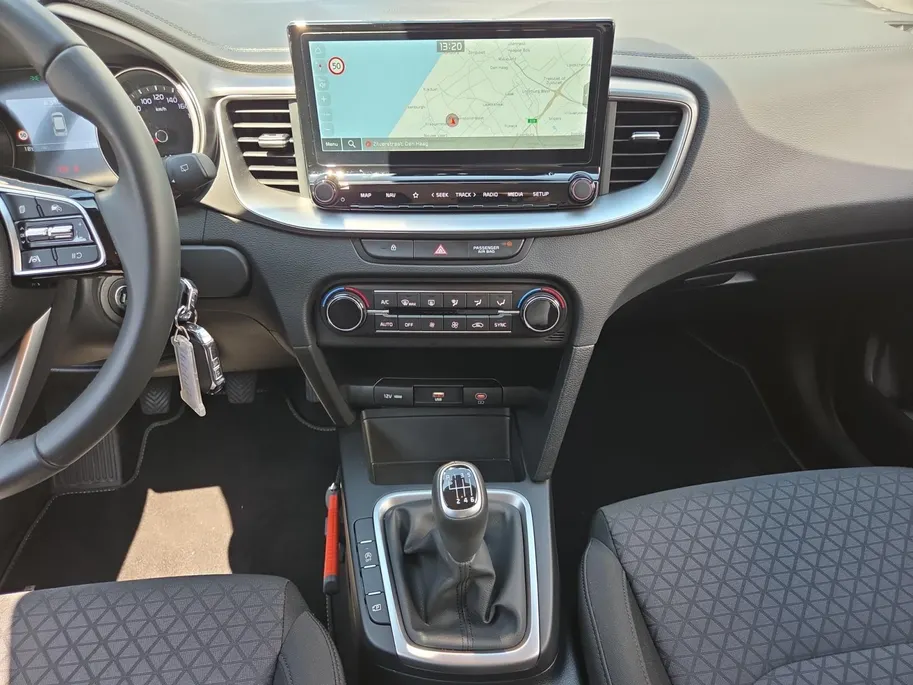 Kia Ceed Sportswagon 1.0 T-GDi ComfortLine | cruise control adaptief en stuurhulp| Carplay | Camera | navigatie | Metallic lak | Fabrieksgarantie t/m 5-8-2032 + 3x 1 jaar* | NAP
