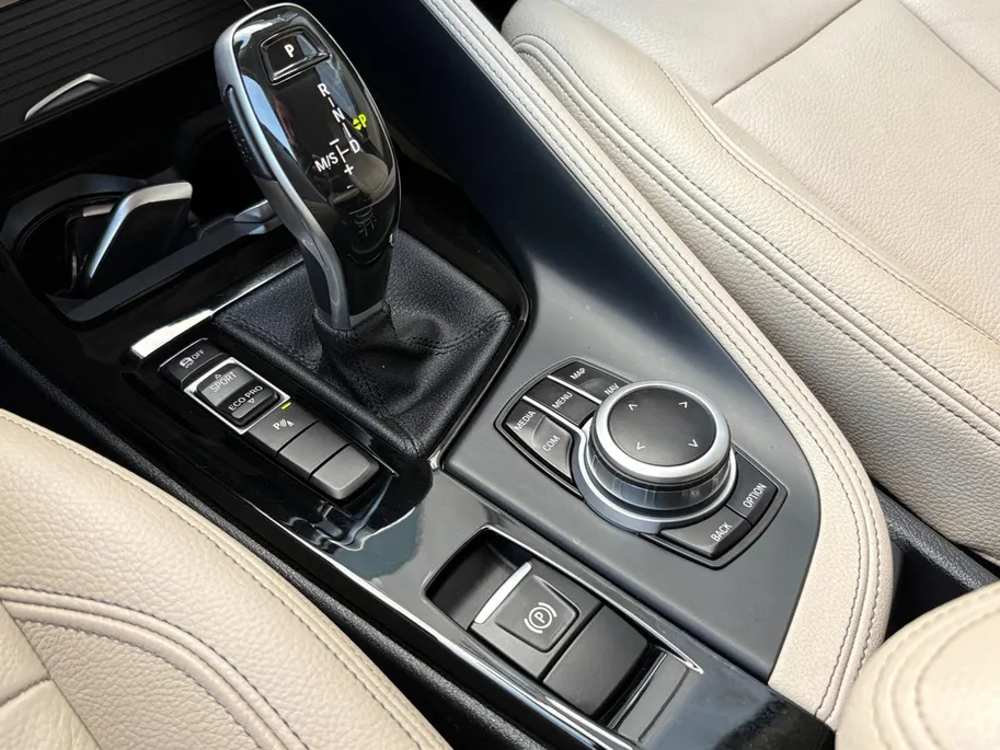 BMW X1 sDrive20i VDL Nedcar Edition | Trekhaak | Camera | Leder | Head-Up Display | Navi | Stoelverwarming | Elektrische achterklep | LED | 12 maanden Bovag Garantie