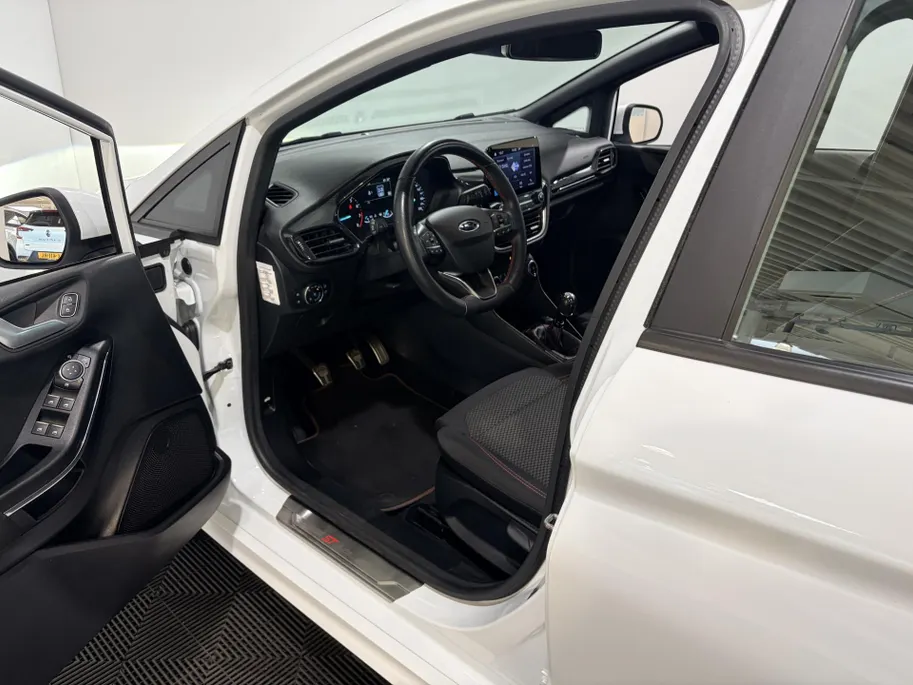 Ford Fiesta 95PK EcoBoost ST-Line | Keyless | Lichtmetalen Velgen | Climate Control | Apple CarPlay/Android Auto | LED Dagrijverlichting | Cruise Control | Armsteun | Elektrische Ramen & Spiegels |