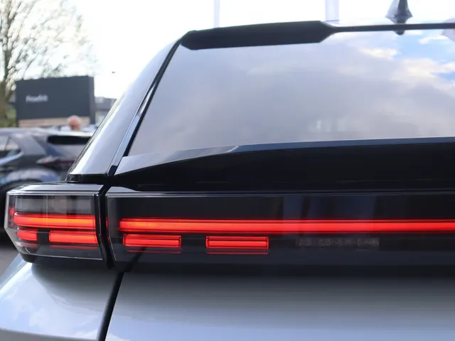Toyota C-HR+ Executive AWD 77 kWh | Stoel/Stuur Verwarming | Matrix Led Lampen | 360 Camera