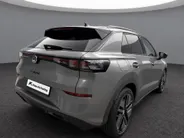 Volkswagen T-Roc 1.5 eTsi 150pk DSG R-Line First Edition · Camera · Wegklapbare Trekhaak · Stoelverwarming · Dodehoek Detectie · Elek. Achterklep · 19'' Inch · Garantie t/m 08-03-2030 of 100.000km