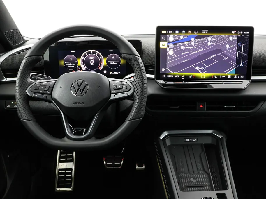 Volkswagen T-Roc R-Line First Edition 1.5 eTSI 150 PK 6 versn. DSG · Assistance Pakket · Multimedia Pakket · Park & Comfort Pakket · Voorraad OUTLET · Prijs is inclusief inruilpremie ·