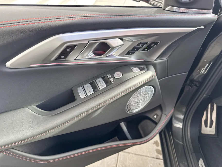 BMW XM PHEV Label Red 30 kWh