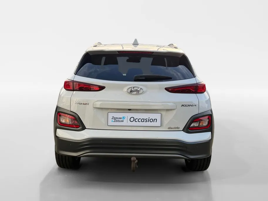 Hyundai Kona EV Limited Sky 64 kWh | Zeer compleet | 99% SOH | Open dak | Lederen bekleding | Trekhaak | Stoel verwarming & koeling | Stuurverwarming |
