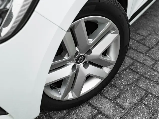 Renault Clio 1.0 TCe 92 PK Bi-Fuel Zen | 4 seizoensbanden | Airco | NAVI | parkeersensoren achter | Apple/Android car play |