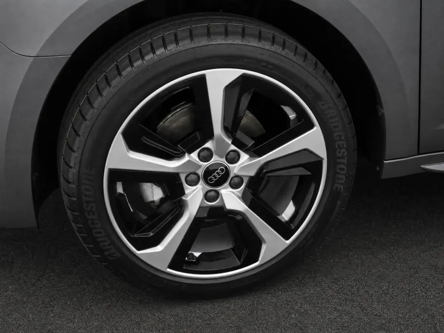 Audi A1 Sportback Advanced edition 30 TFSI 116 PK · Audi Sound · Afgevlakt sportstuur · Full led verlichting · Privacy glas