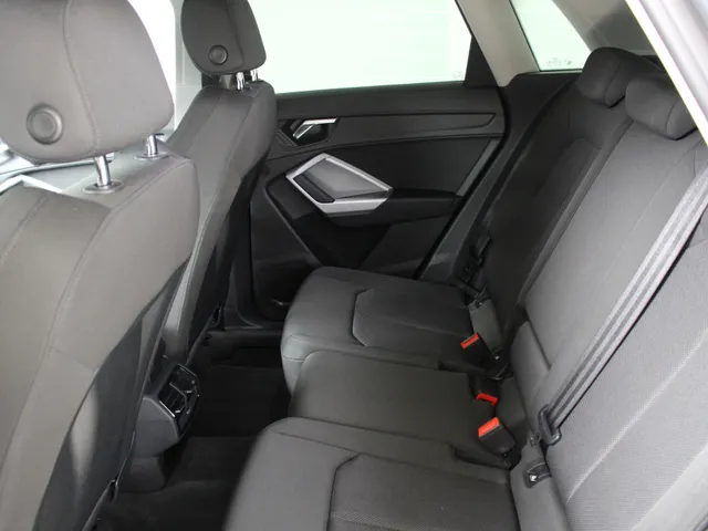 Audi Q3 35 TFSI Business Edition Android auto /  Apple Carplay | Climate Control | Cruise Control | Stoelverwarming
