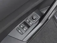 Volkswagen T-Cross 1.5TSI/150PK R-Line ·Trekhaak · Apple/Android Car Play ·  Navigatie · Camera + Parkeersensoren · Garantie t/m 22-10-2027