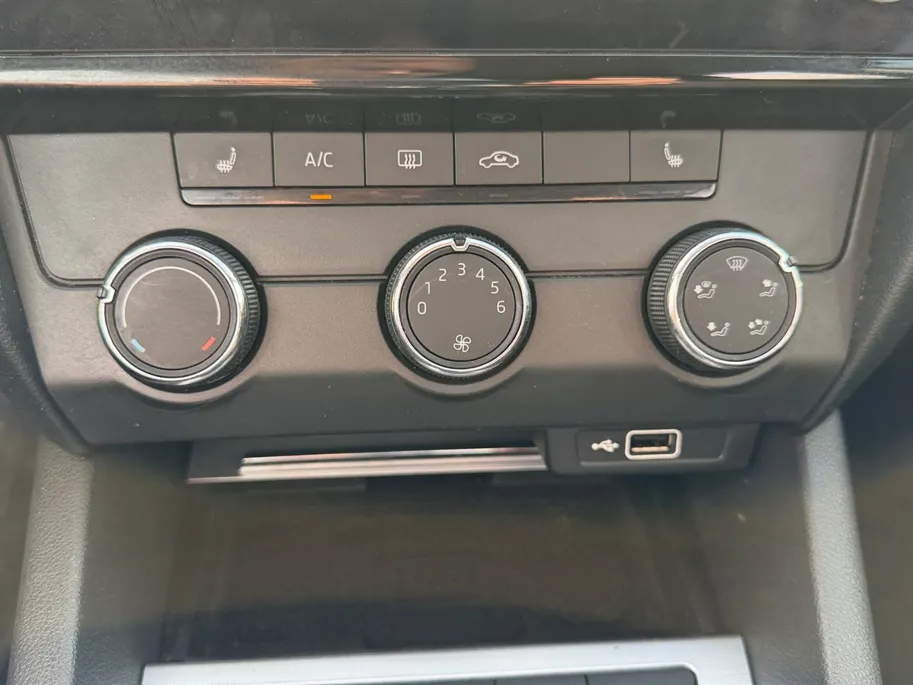 Škoda Octavia Combi 1.5 TSI Greentech Ambition Business | Automaat | Navigatie | Apple carplay & Android auto | Parkeersensoren voor en achter | Achteruitrijcamera | Elektr. achterklep | Afneembare trekhaak | Stoelverwarming voor | Bovag garantie |