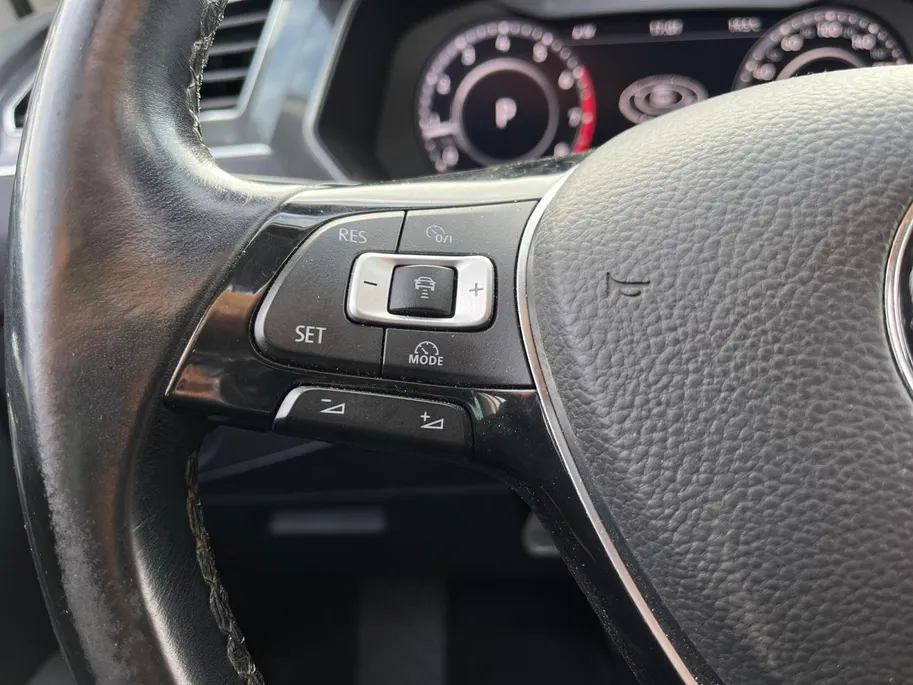 Volkswagen Tiguan 2.0 TSi DSG-aut. 4Motion Highline R-Line NL Auto | 11-2017 | Pano dak | Trekhaak | 20' | Stoelverwarming | Etc.
