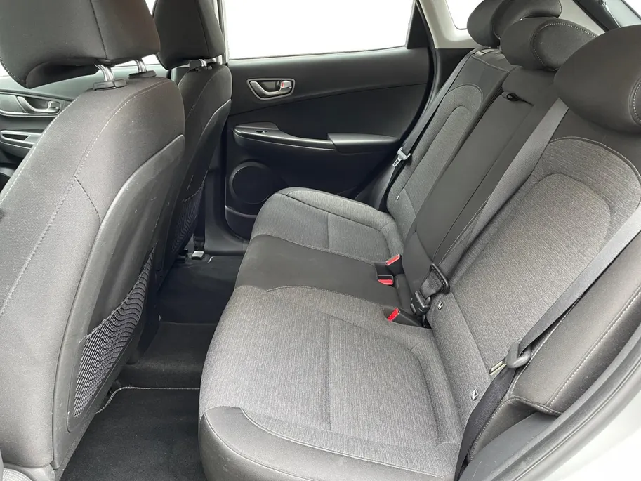 Hyundai Kona EV Comfort 64 kWh | Warmtepomp | 100% SOH | Adaptive cruise control | Apple Carplay & Android Auto | Achteruitrijcamera | Parkeersensoren achter | Keyless entry | DAB radio |