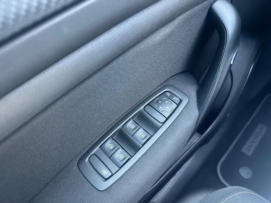 Renault Mégane 1.2 TCe Limited | Climate | Cruise | Apple carplay | LM Velgen |