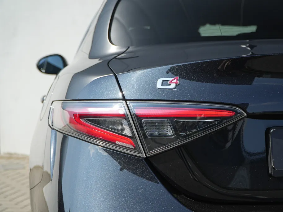 Alfa Romeo Giulia 2.0 Turbo 280 PK Competizione Q4 AWD | Harman | Veloce | 19'